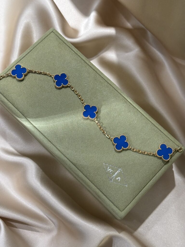Van Cleef & Arpels 青いブレスレット B139CF6A-594A-4160-AA40-