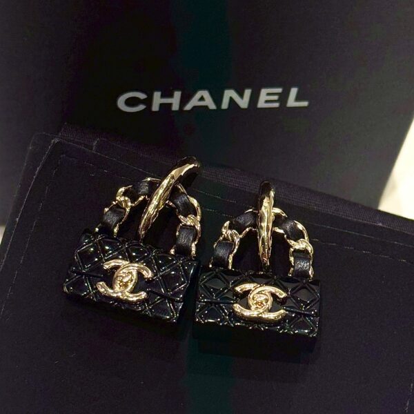 CHANEL マトラッセ バッグモチーフ ピアス CHANEL シャネル ココマーク マトラッセ バッグモチーフ ピアス | ODAFUKU