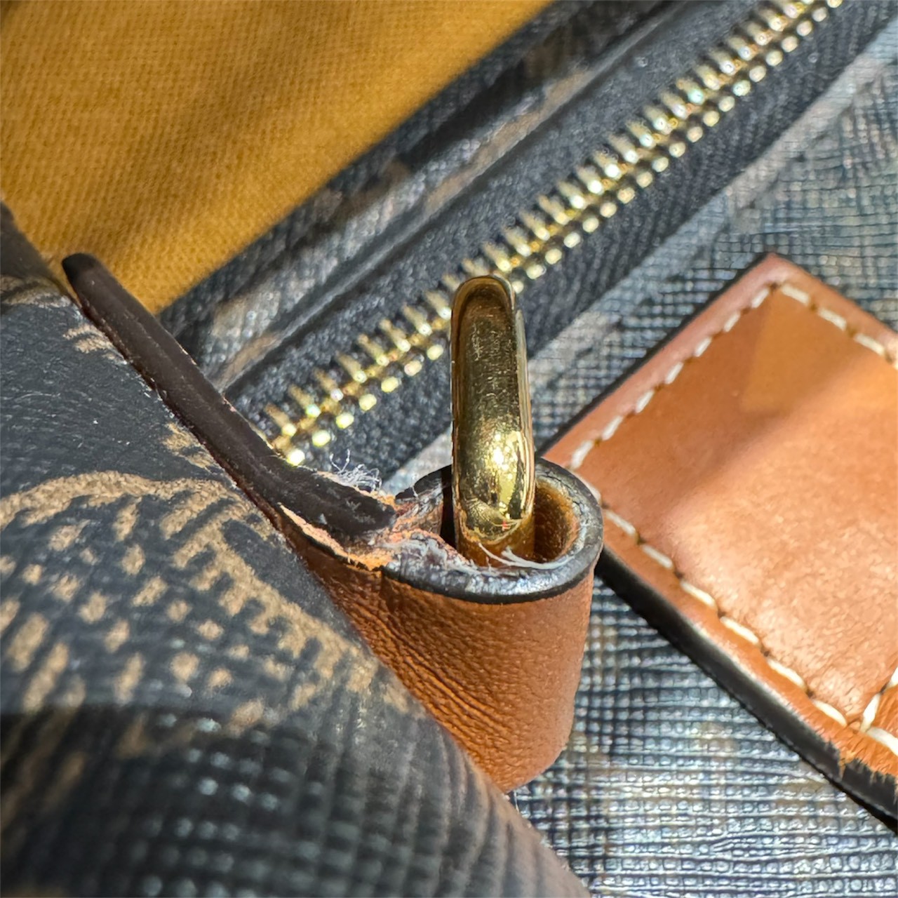 CELINE セリーヌトリオンフ バーティカル カバ トートバッグ Trionnu Small Vertical Cabas Tote Bag 191542BZK.04LV - 画像 (9)