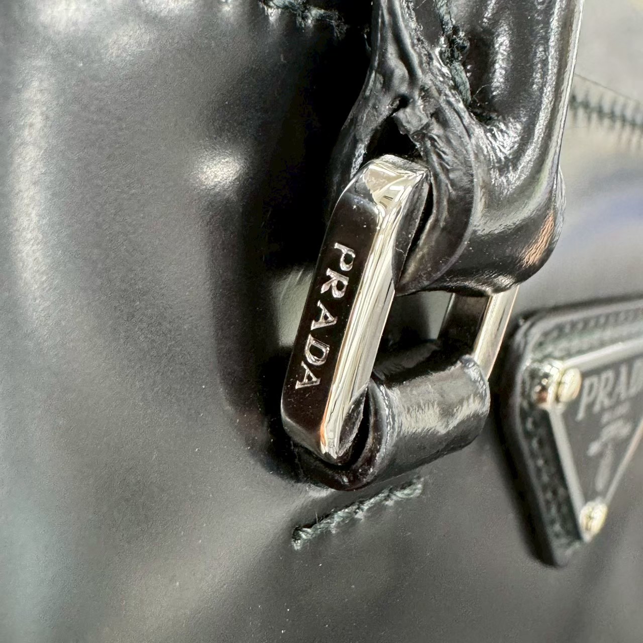 プラダ PRADA 1BA331 トライアングルロゴ スモールブラッシュド トート ブラック - 画像 (14)