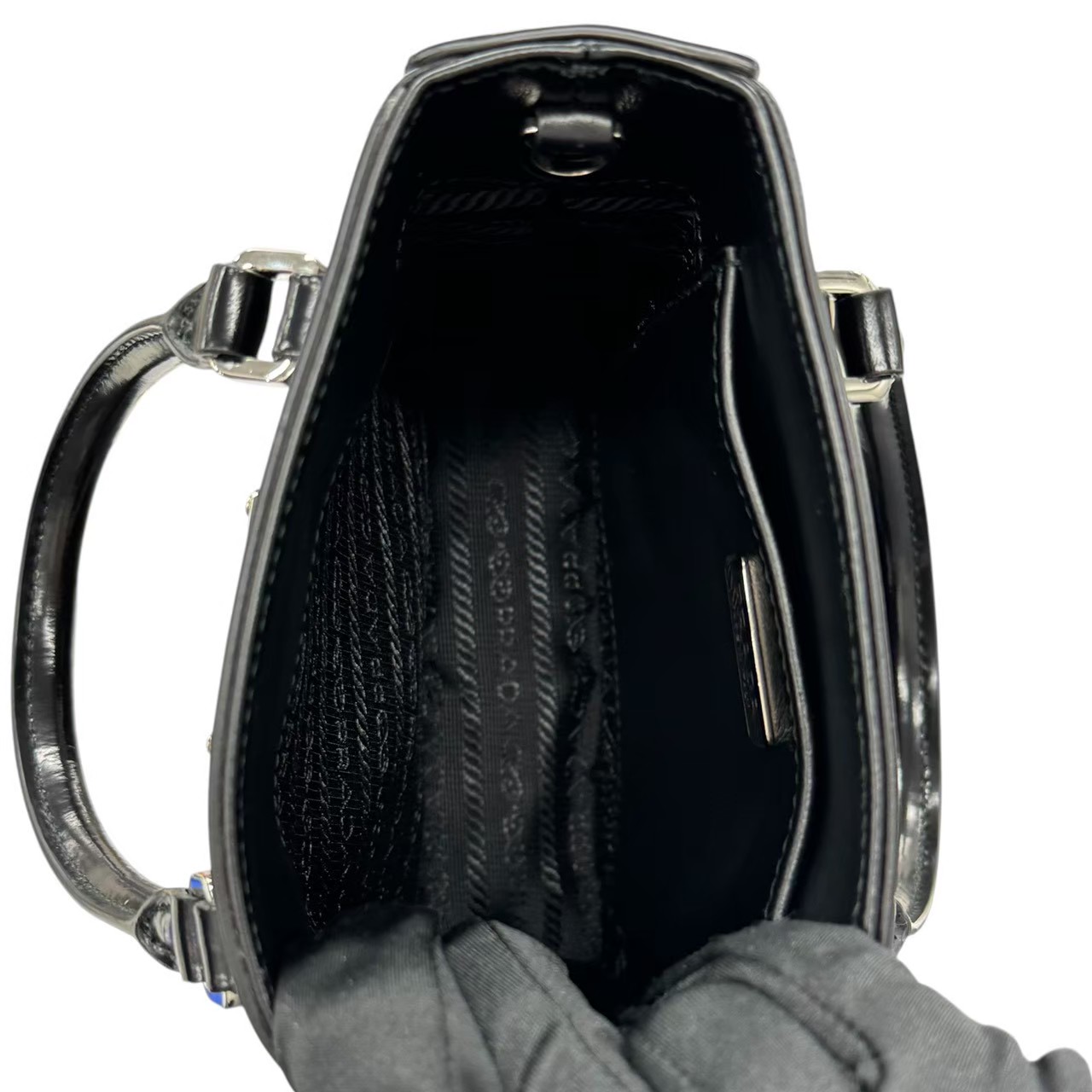 プラダ PRADA 1BA331 トライアングルロゴ スモールブラッシュド トート ブラック - 画像 (10)