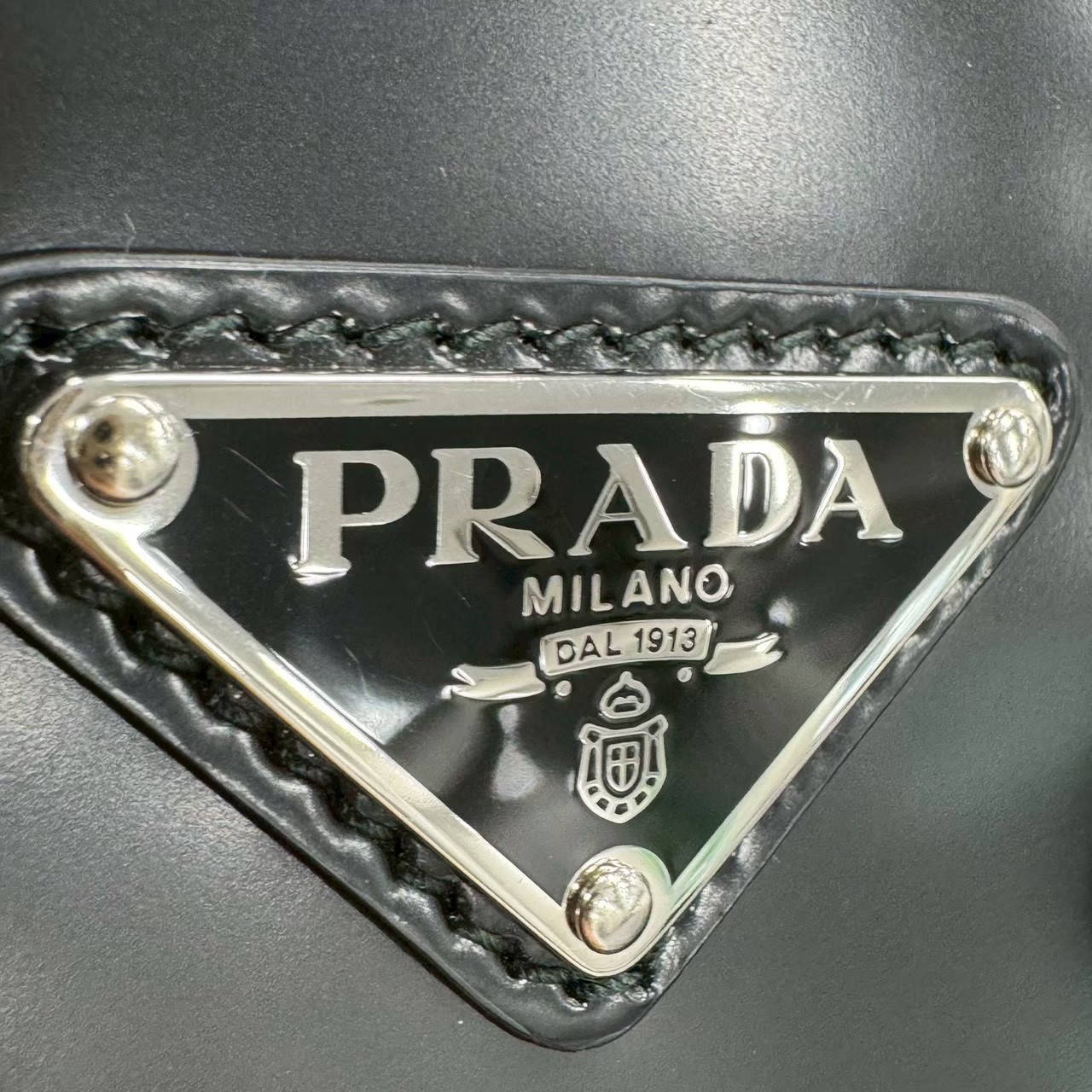 プラダ PRADA 1BA331 トライアングルロゴ スモールブラッシュド トート ブラック - 画像 (9)