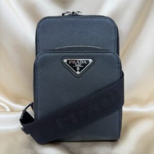 PRADA プラダ 2ZH126 サフィアーノレザー スマートフォンケース ブラック